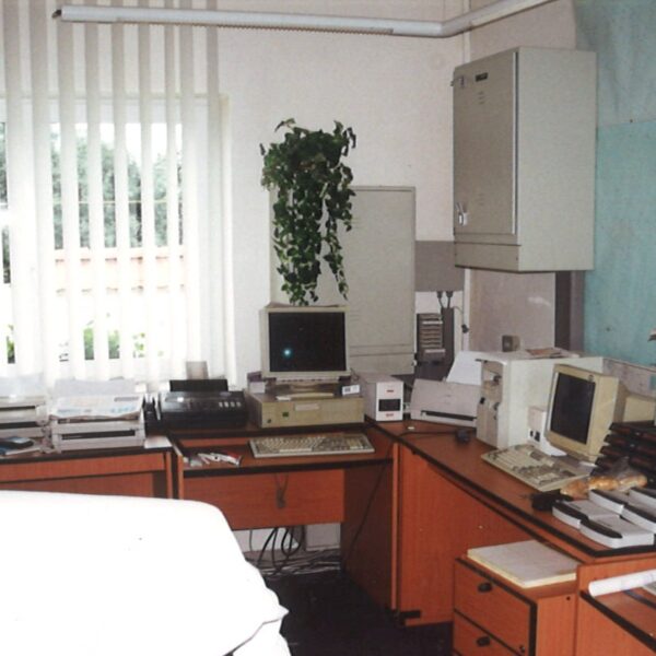 Dispečink v našem domku v Plotištích (cca 1998)